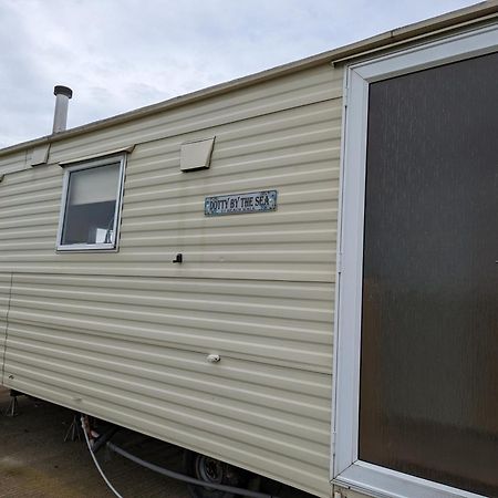 Dotty By The Sea, 27 Bw, St Osyth Beach - Price Is Whole Caravan With Field Views Saint Osyth Exterior photo
