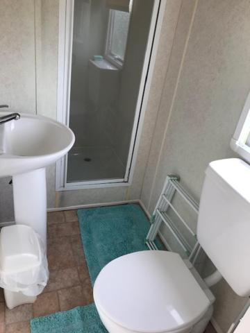Dotty By The Sea, 27 Bw, St Osyth Beach - Price Is Whole Caravan With Field Views Saint Osyth Exterior photo