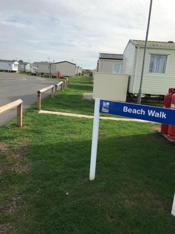 Dotty By The Sea, 27 Bw, St Osyth Beach - Price Is Whole Caravan With Field Views Saint Osyth Exterior photo