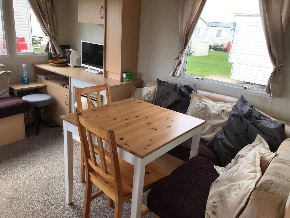 Dotty By The Sea, 27 Bw, St Osyth Beach - Price Is Whole Caravan With Field Views Saint Osyth Exterior photo