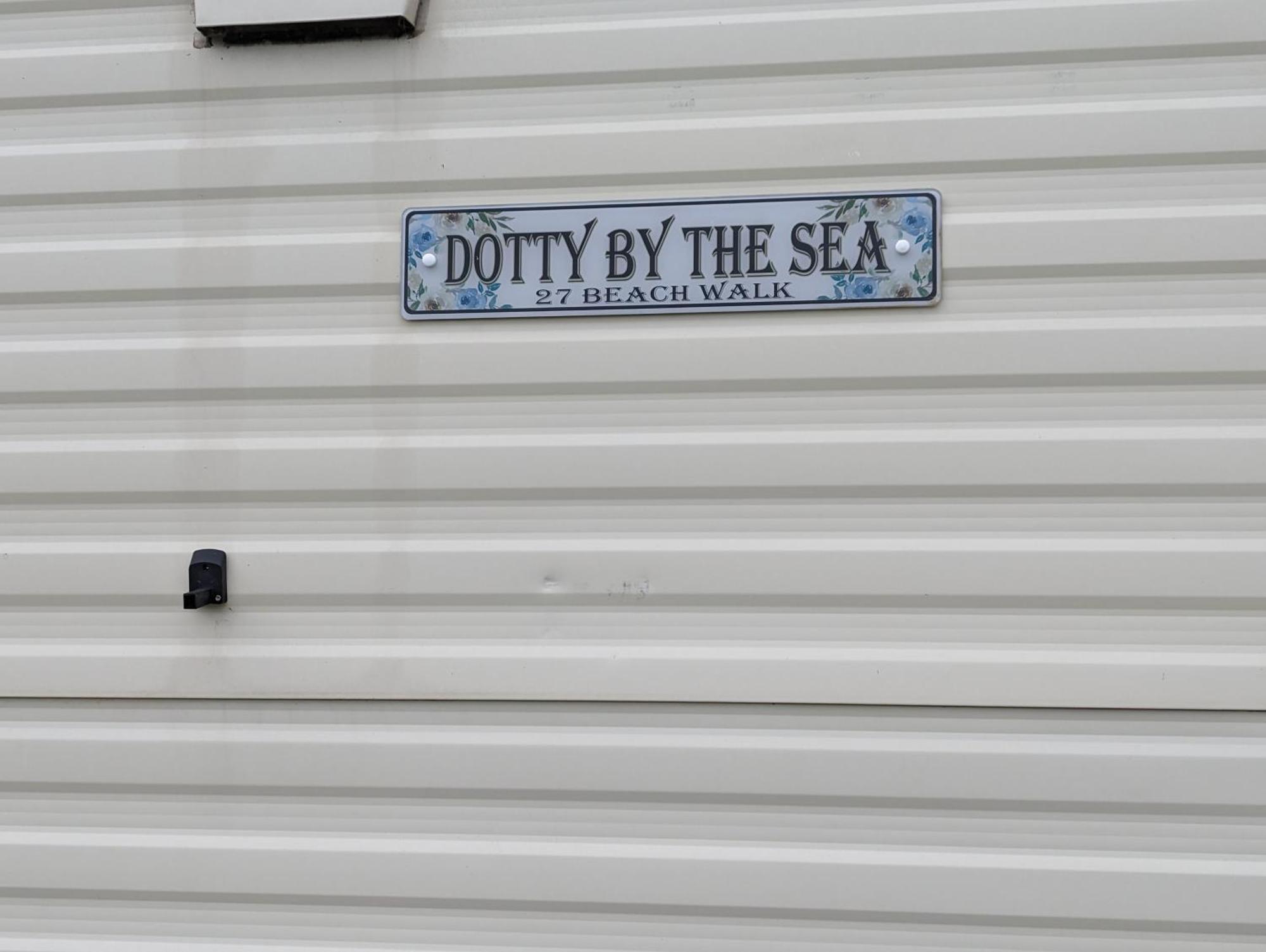 Dotty By The Sea, 27 Bw, St Osyth Beach - Price Is Whole Caravan With Field Views Saint Osyth Exterior photo